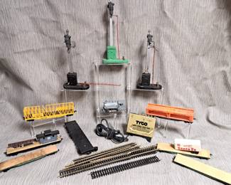 HO & O GAUGE TRAIN ACCESSORIES LOT 