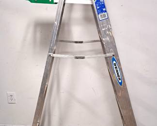 ALUMINUM LADDER