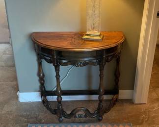 002 Entry Table And Lamp