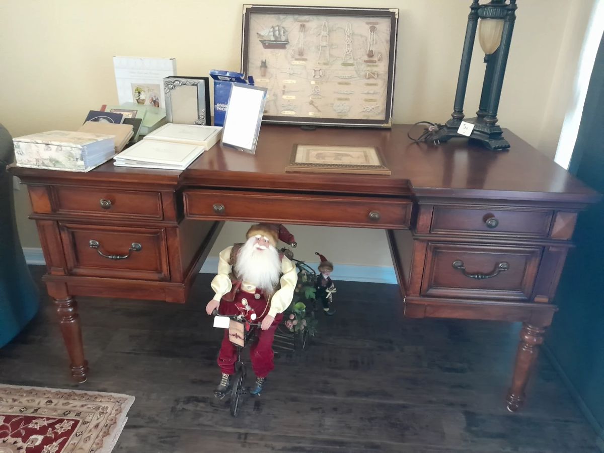 Desk $275