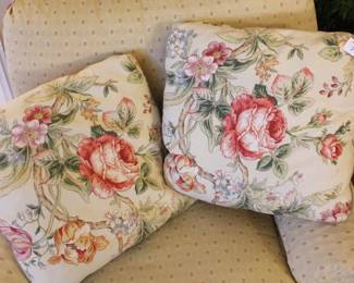 Lots of decorator pillows.