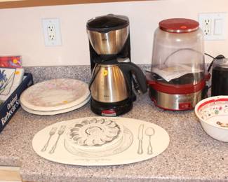 Lots of nice kitchen items.