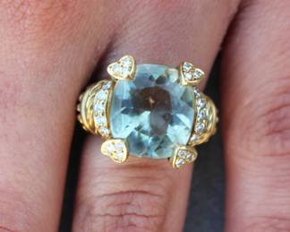 Beautiful Judith Ripka ring. 18 kt. gold ring