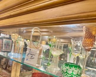 Lot 13: 10 pieces of green and hold crystal and art  glass