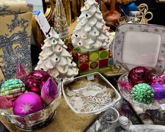Lot 110: Modern Glam meets Vintage Christmas in this glitzy holiday lot! 