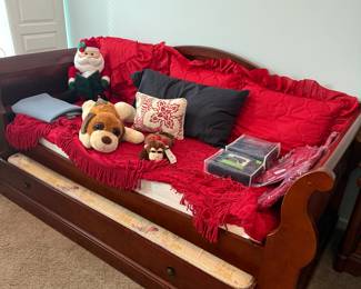 Very nice daybed with pullout