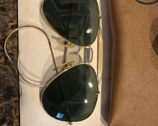 This is a great set of vintage Ray-Ban aviator glasses