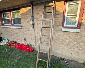 Very nice wooden Extension ladder!