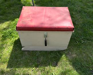 And here it is closed they are both an excellent condition for their age, which is about 70 years old