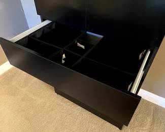 Dresser, with one drawer full of dividers