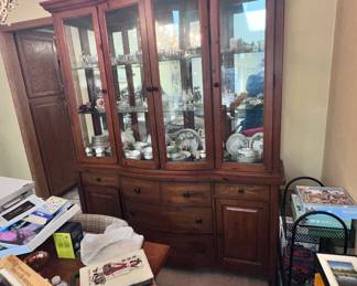 Beautiful Broyhill 2 piece China cabinet 