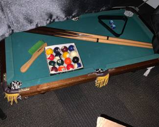 Miniature pool table