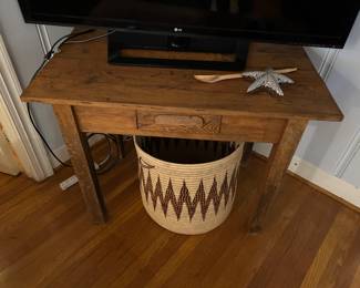 VINTAGE OAK WRITING DESK. 