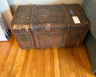 ANTIQUE TRUNK. AS IS. $50.