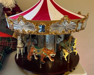 RECHARGEABLE WORKING CAROUSEL.