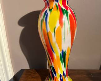 ART GLASS VASE.