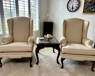 Very elegant chairs with their side table on the middle.