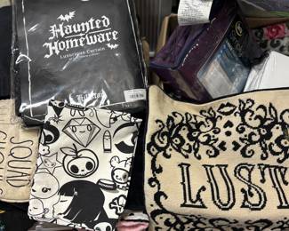 Bedding, pillows and towels 