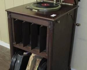 Columbia Victrola w/Records - Plays