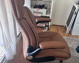 Computer chair with lumbar support