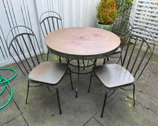 137 VintageMetalPatioSetRoundTable4ChairsWeatheredFinish