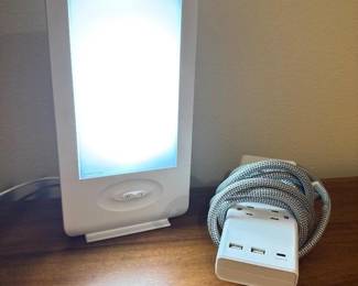 34 VeriluxHappyLightVT15TherapyLightBoxwInsigniaUSBCharger
