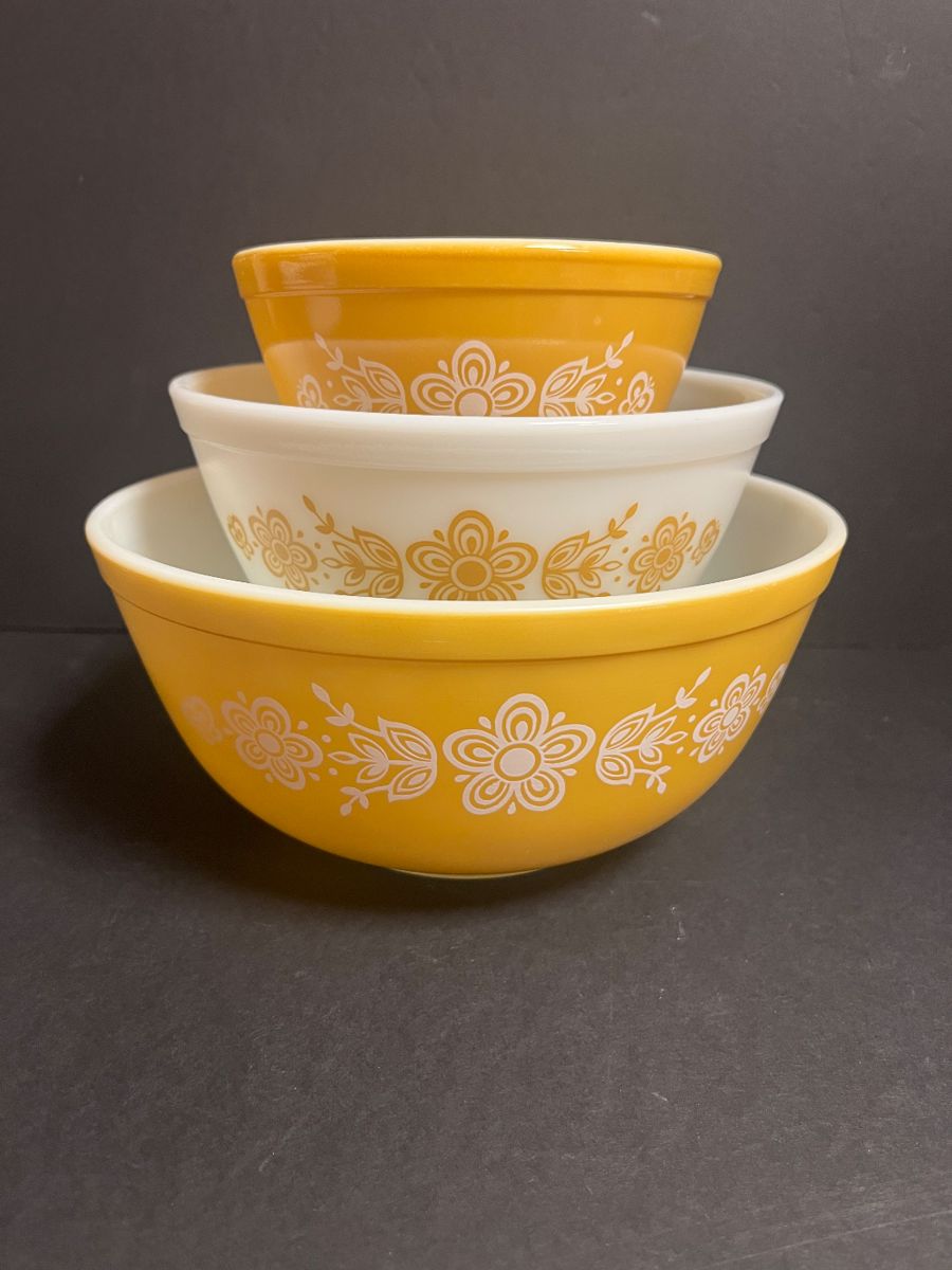 Pyrex butterfly nesting bowl set