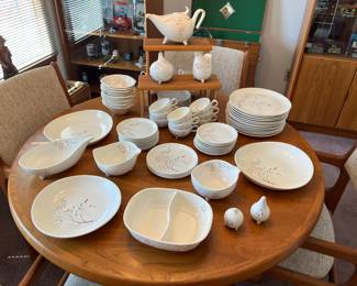 Set of Free Form by Salem China dishes
Pattern: Southwind