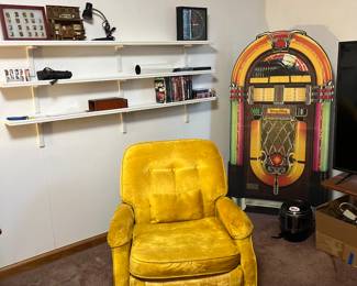 Midcentury chair
Decorative objects
Jukebox is cardboard