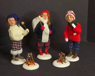 Byers Choice Carolers Standing by the Fire Roasting Marshmallows