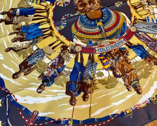 NEVER WORN- VINTAGE HERMĒS Silk Scarf “Perles du Kenya” Carre 90
Comes in original 
