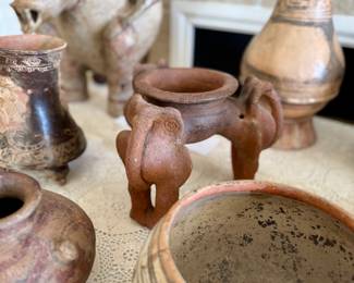 Jarrón Trípode Ticaban from the Central Caribbean.
Similar examples of this bowl likely date back to around 1200 AD.
It is made of terra cotta.
Tripod bowls were common in Mesoamerica and often used in ceremonial contexts.
The legs are shaped like stylized animals.