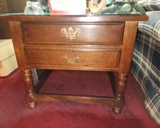 Qty 2 end tables