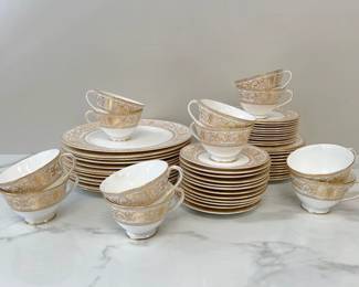 Lot 1668 Royal Doulton Sovereign Tasse Bone China England