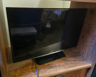 28" Samsung flat-screen TV - UN28H4000AF