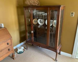 BEAUTIFUL CHINA CABINET