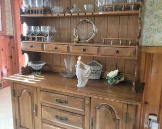 Beautiful Large solid oak hutch