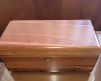 Tabletop soze Lane cedar chest 