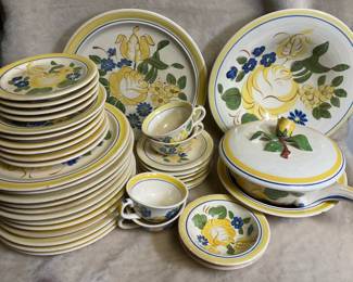 Red Wing Pottery Brittany Pattern Dinner Are