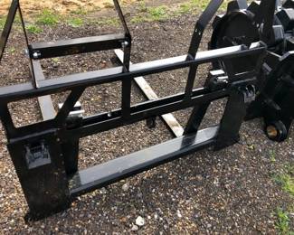 JOHN DEERE HOOK UP PALLET FORKS