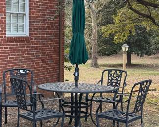 Smith and Hawken patio set with umbrella