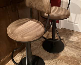 Adjustable height bar stools