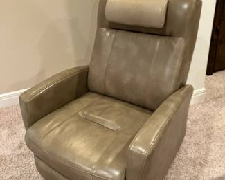 Power recliner w tan vinyl upholstery, Best Home Furnishings
