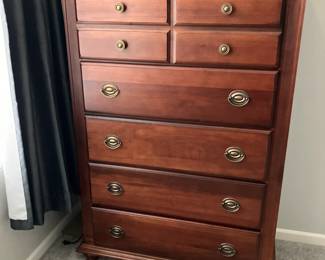 Broyhill chest w 5 drawers