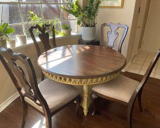 Table and four chairs that has a leaf to expand