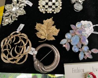 Assorted vintage brooches.