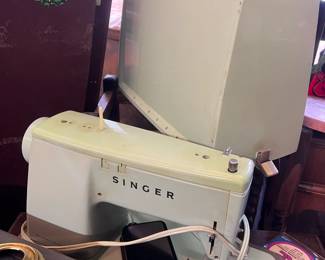 Vintage SINGER Sewing Machine - MINT COLOR & MINT CONDITION!