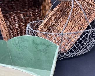 129 VarietyofVintageBaskets