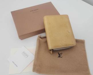 Louis Vuitton Vernis Leather Zippy Wallet Beige - Retail: $450