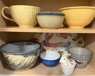 Full kitchen includes n excellent selection of stoneware mixing bowls, platters and more.